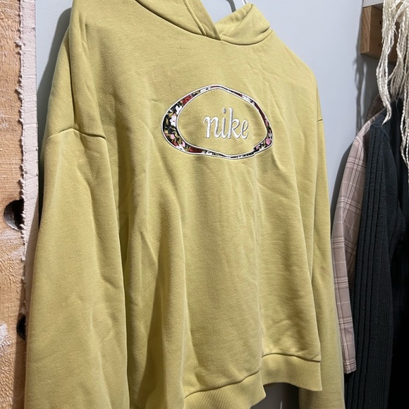Yellow Nike crew neck with flower embellishments on the front - Picture 2 of 5